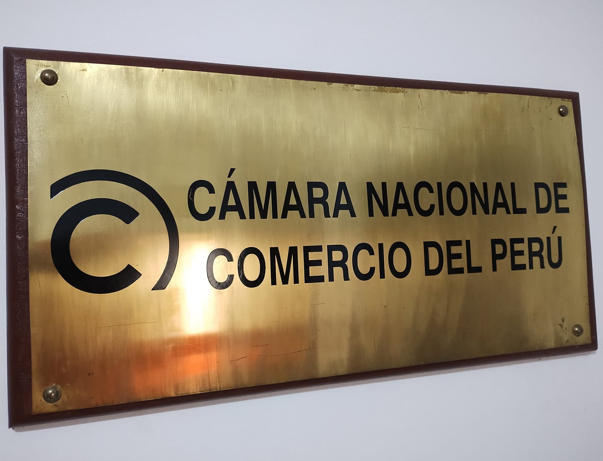 Placa de bronce Cámara Nacional de Comercio del Perú